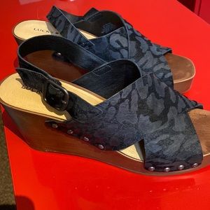 Lucky Brand black furry leopard wedge sandals